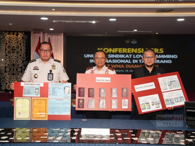 이민총국 산하 이민감독집행국은 수도권 지역에서 온라인 러브스캠 조직원 외국인 27명을 체포했다고 발표하고 있다. 2026.1.19. 사진 이민총국