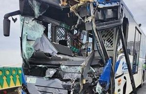 고가도로에서 트랜스자카르타 버스 정면충돌… 승객 23명 부상·경영진 공식 사과