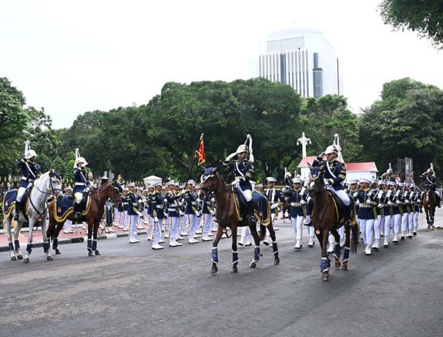 대통령 경호대(Paspampres)는 매주 일요일 아침 자카르타 메르데카 궁전 앞에서 대통령궁 경호대 교대식을 하고 있다.