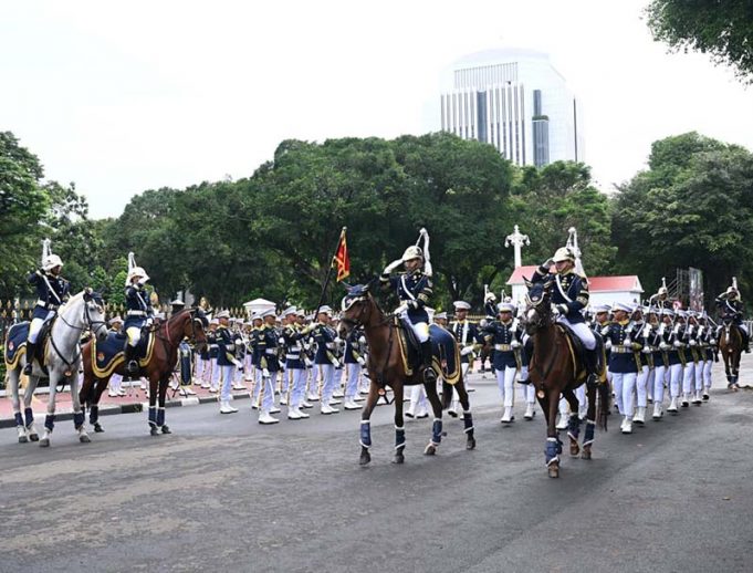 매주 일요일 아침, 메르데카궁 앞 대통령 경호부대 교대식 개방