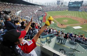 야구 개막 첫 주말, 뜨거운 응원전