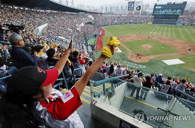 야구 개막 첫 주말, 뜨거운 응원전