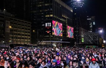 BTS 컴백 공연 광화문에 16만 모여…BTS 팬덤, 중년으로 확장
