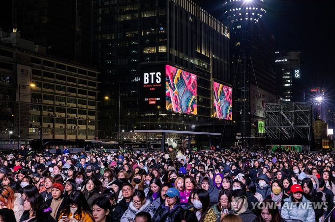 BTS 컴백 공연 광화문에 16만 모여…BTS 팬덤, 중년으로 확장