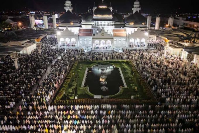 해 떠 있는 동안은 물도 마시지 못하는, 인도네시아의 라마단이 시작됐다!