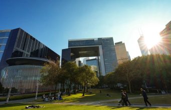 홍콩, 방문객도 폰 비번 요구 법제화…中, 반발한 美총영사 초치