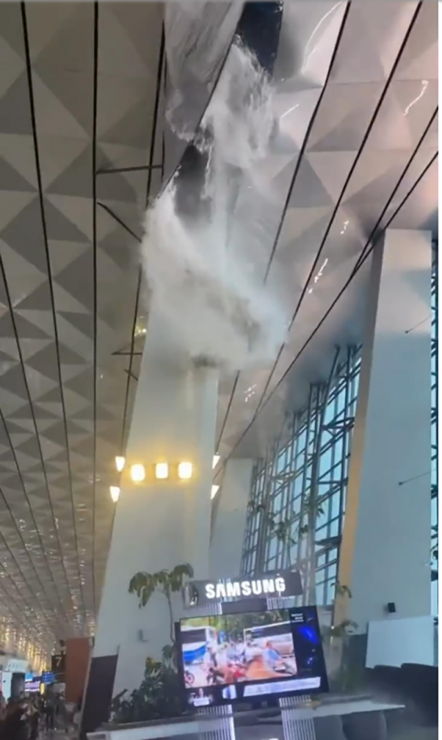 Bandara Soekarno-Hatta 3터미날 천장에 쏟아진 물폭탄. 2026.4.6
