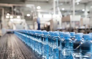 플라스틱 원자재 급등 직격탄… 인도네시아 생수업계, 가격 인상 및 생산 중단 위기 직면