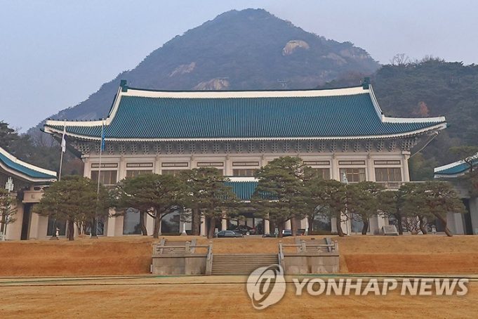 靑, 한국 정착 동포 청년들 만나 “차별의 벽 낮출 것”… 해외 성장 한국적 청년 외면