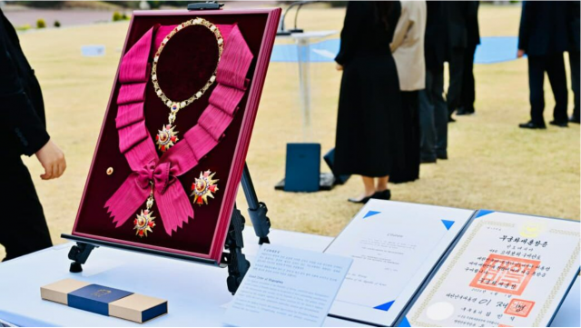 프라보워 대통령은 2026년 4월 1일 청와대 상충재에서 열린 우호 행사에서 이재명 대통령으로부터 무궁화대훈장을 직접 수여받았다. (사진 BPMI Setpres)