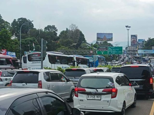 Ilustrasi- Kepadatan arus lalu lintas menuju Puncak, Bogor.
