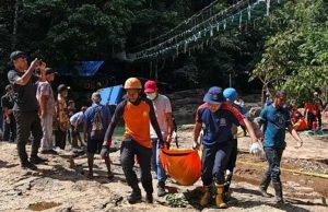 라부안 바조 출렁다리 붕괴… 오스트리아 관광객 2명 추락사