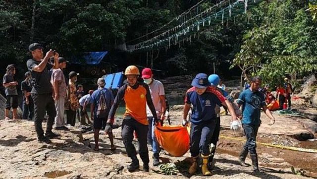긴급구조단 SAR 팀이 2026년 5월 24일 일요일, 유명 관광지 라부안 바조 쿤차 울랑 폭포 출렁다리에서 추락한 외국인 관광객 두 명의 시신을 수습하고 있다
