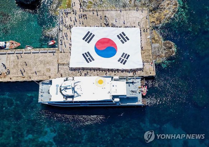 독도에 ‘초대형 태극기’ 펼쳐지다
