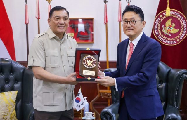 주인도네시아 대한민국 윤순구 대사가 화요일(2026년 7월 14일) 자카르타 국방부에서 샤프리 샴수딘 인도네시아 국방부 장관을 만났다.