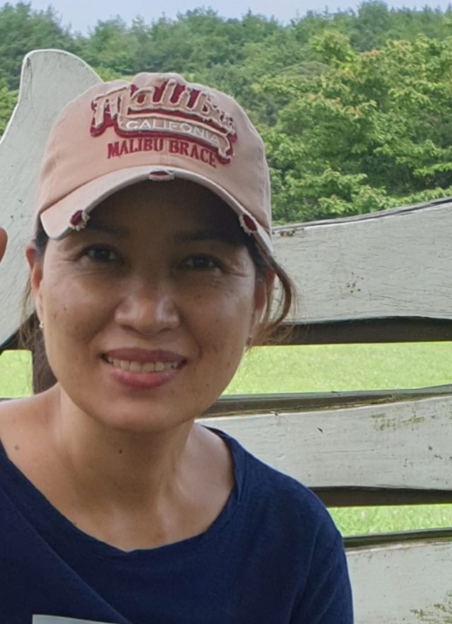 제8회 적도문학상에서 〈고슴도치 갑옷을 벗다〉 수필로 최우수상을 수상하는 김명숙씨. 2026.8.1